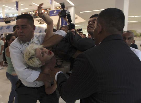 Unjuk rasa tanpa busana di sebuah mall, aktivis Femen ditangkap