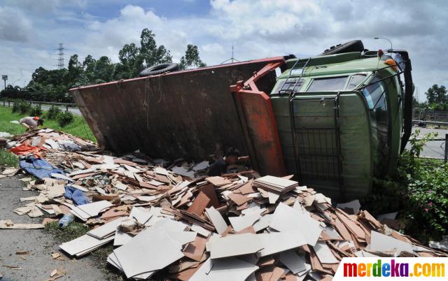 Foto Truk bermuatan keramik terbalik di ruas tol  