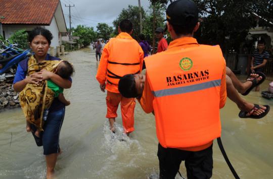 Tim SAR evakuasi anak sakit di lokasi banjir