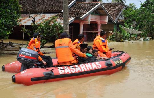 Tim SAR evakuasi anak sakit di lokasi banjir