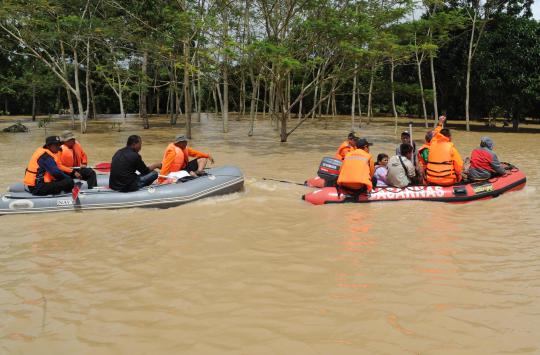 Tim SAR evakuasi anak sakit di lokasi banjir