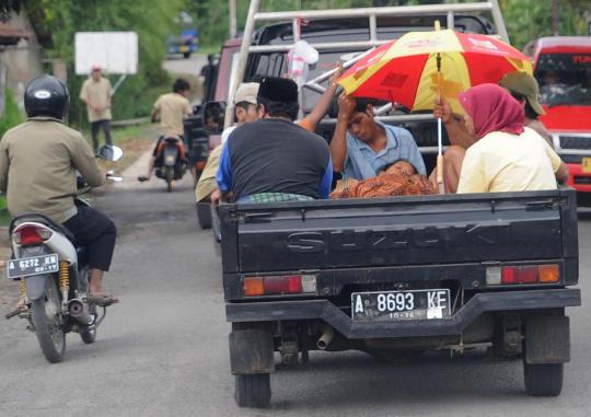 Tak kuat sewa ambulans, orang sakit dibawa pakai pick up