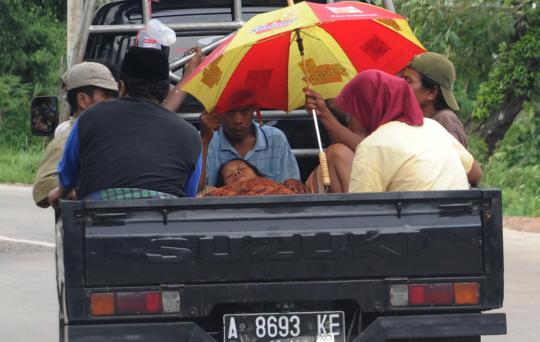 Tak kuat sewa ambulans, orang sakit dibawa pakai pick up