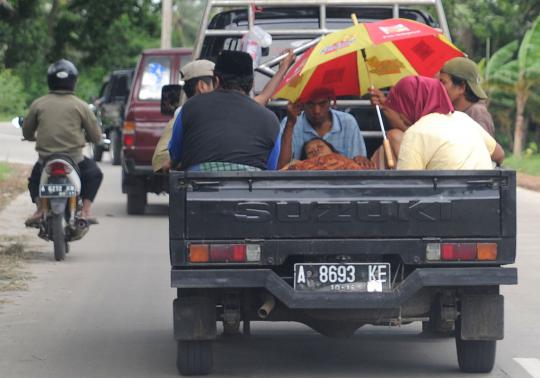 Tak kuat sewa ambulans, orang sakit dibawa pakai pick up