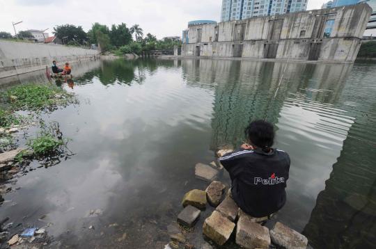 Asik memancing di 'danau' bekas gedung tak terurus 