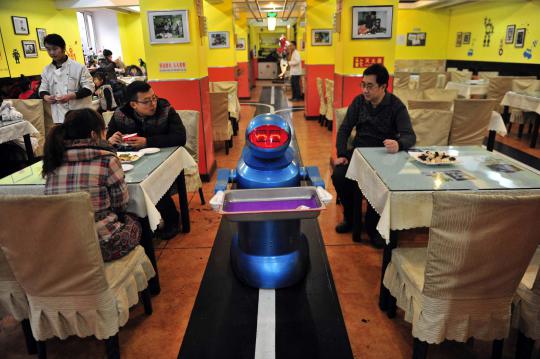 Restoran ini memakai jasa robot sebagai pelayannya