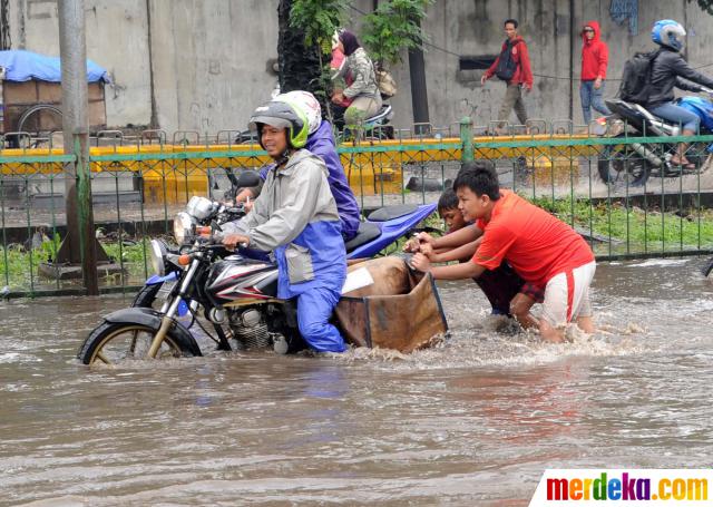 Foto : Puluhan kendaraan mogok terjebak banjir di kawasan 