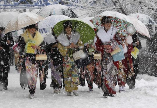 Wanita Jepang pakai kimono sambut salju pertama di Tokyo