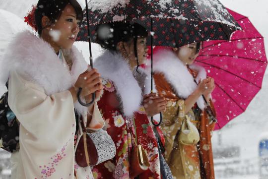 Wanita Jepang pakai kimono sambut salju pertama di Tokyo