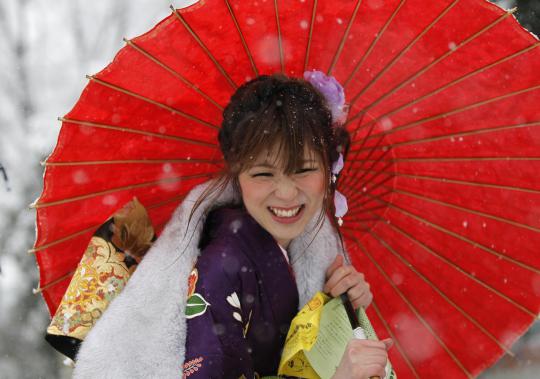 Wanita Jepang pakai kimono sambut salju pertama di Tokyo