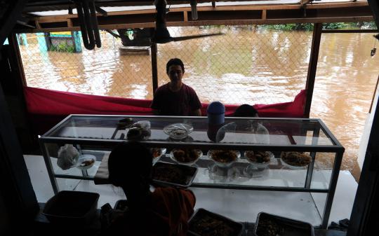 Banjir satu meter, warga Pondok Kacang menjala ikan