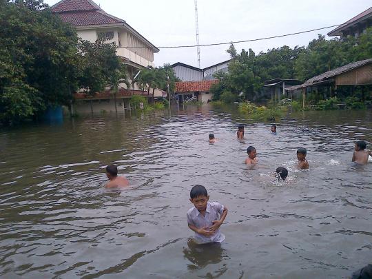 Kantor Kelurahan Kapuk Muara mendadak jadi 'kolam renang'