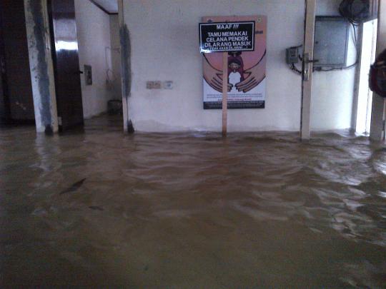 Kantor Kelurahan Kapuk Muara mendadak jadi 'kolam renang'