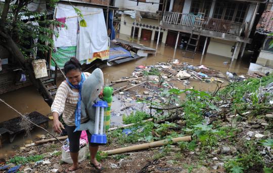 Hadapi banjir kiriman, warga Rawajati mulai mengungsi