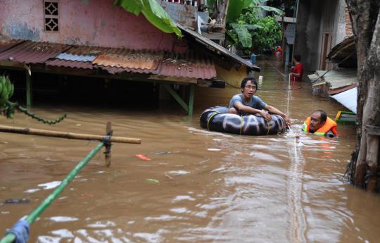 Hadapi banjir kiriman, warga Rawajati mulai mengungsi