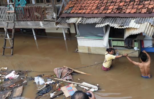 Hadapi banjir kiriman, warga Rawajati mulai mengungsi