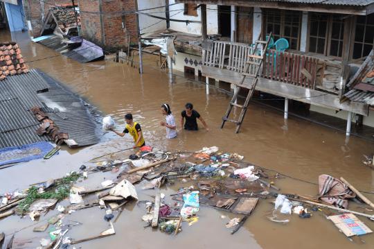 Hadapi banjir kiriman, warga Rawajati mulai mengungsi