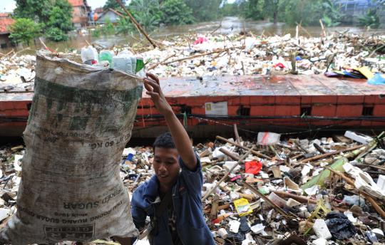 Hadapi banjir kiriman, warga Rawajati mulai mengungsi