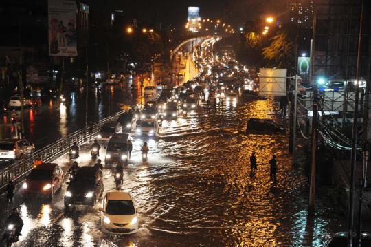 Kemacetan hingga 5 km akibat banjir di kawasan Kampung Melayu