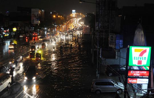 Kemacetan hingga 5 km akibat banjir di kawasan Kampung Melayu