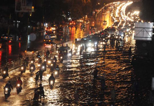 Kemacetan hingga 5 km akibat banjir di kawasan Kampung Melayu