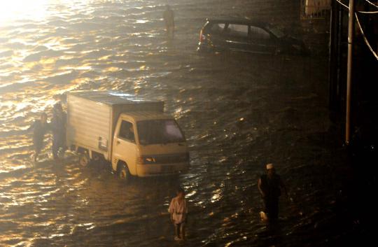 Kemacetan hingga 5 km akibat banjir di kawasan Kampung Melayu