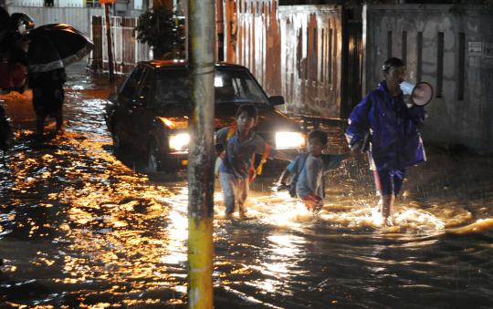 Kemacetan hingga 5 km akibat banjir di kawasan Kampung Melayu