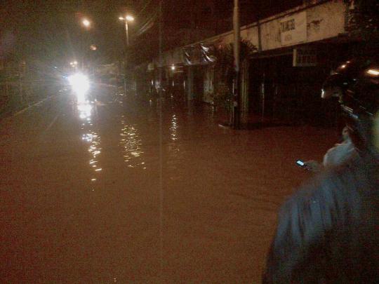 Banjir luapan Ciliwung menyebar ke Jalan Raya Jatinegara Barat