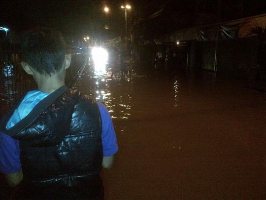 Banjir luapan Ciliwung menyebar ke Jalan Raya Jatinegara Barat