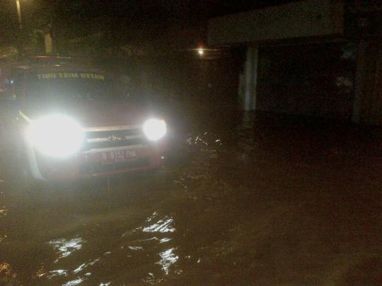 Banjir luapan Ciliwung menyebar ke Jalan Raya Jatinegara Barat