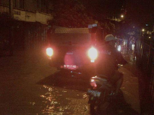 Banjir luapan Ciliwung menyebar ke Jalan Raya Jatinegara Barat