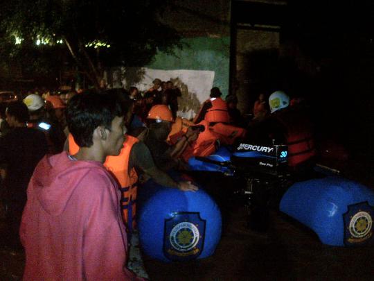 Banjir meninggi, tim SAR terus lakukan evakuasi