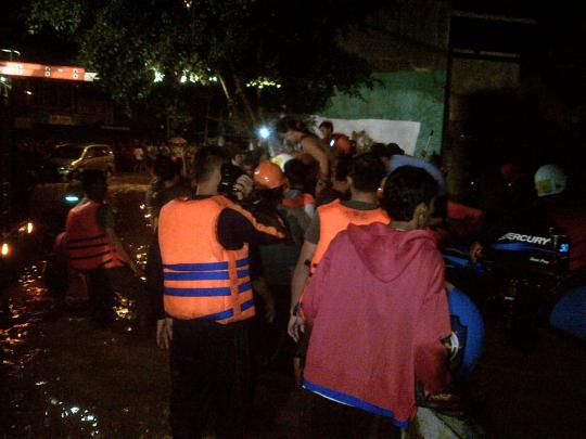 Banjir meninggi, tim SAR terus lakukan evakuasi