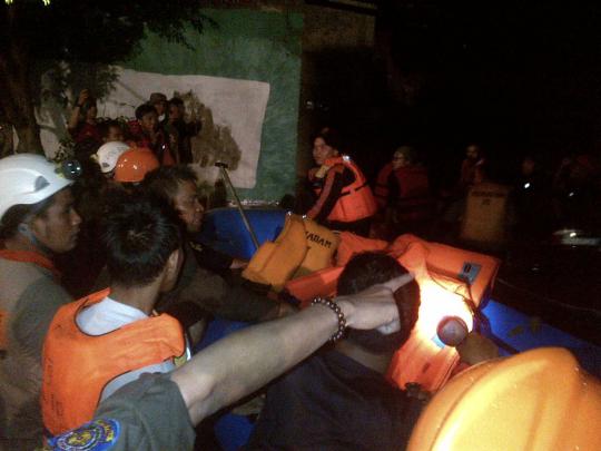 Banjir meninggi, tim SAR terus lakukan evakuasi