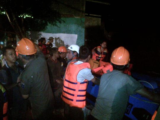 Banjir meninggi, tim SAR terus lakukan evakuasi