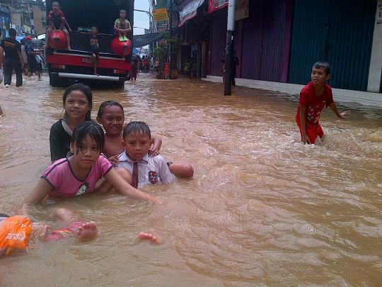 Rumah kebanjiran, bocah kampung pulo asik berenang