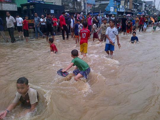 Rumah kebanjiran, bocah kampung pulo asik berenang