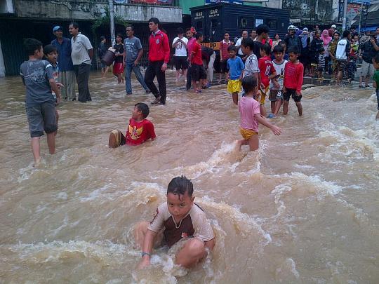 Rumah kebanjiran, bocah kampung pulo asik berenang