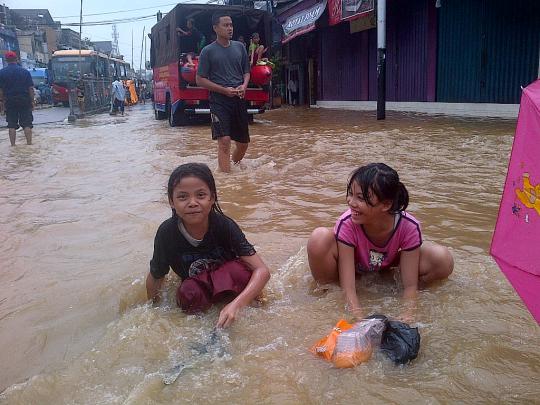 Rumah kebanjiran, bocah kampung pulo asik berenang