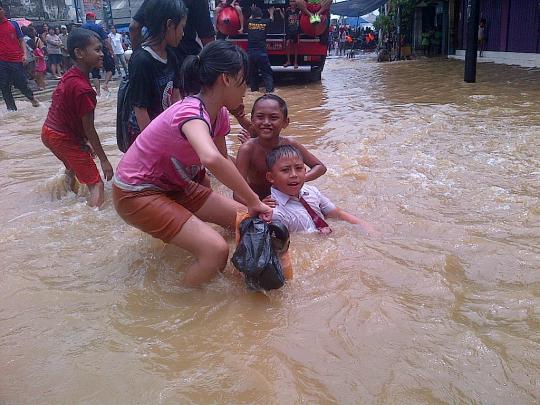 Rumah kebanjiran, bocah kampung pulo asik berenang