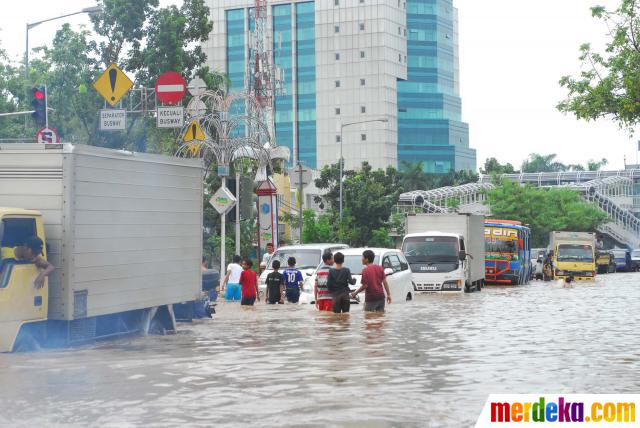 Foto : Banjir lumpuhkan arus di kawasan Green Garden 