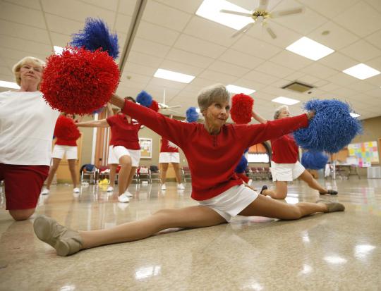 Saat wanita lansia aktif sebagai cheerleaders
