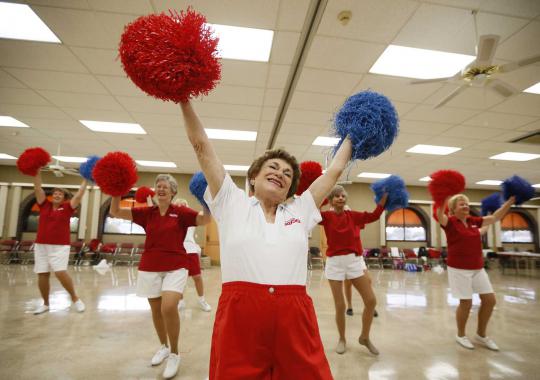 Saat wanita lansia aktif sebagai cheerleaders