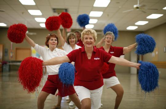 Saat wanita lansia aktif sebagai cheerleaders