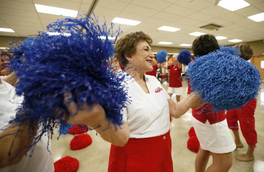 Saat wanita lansia aktif sebagai cheerleaders