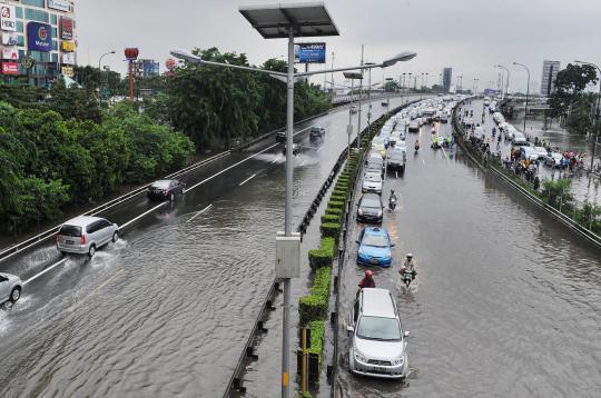 Menghindari banjir parah, pemotor masuk jalan tol