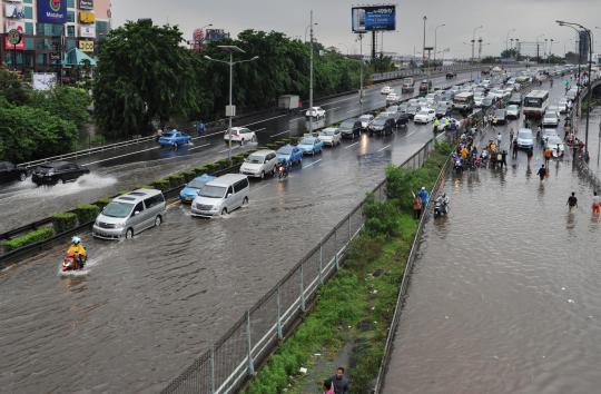 Menghindari banjir parah, pemotor masuk jalan tol