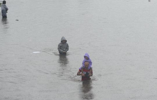 Menghindari banjir parah, pemotor masuk jalan tol