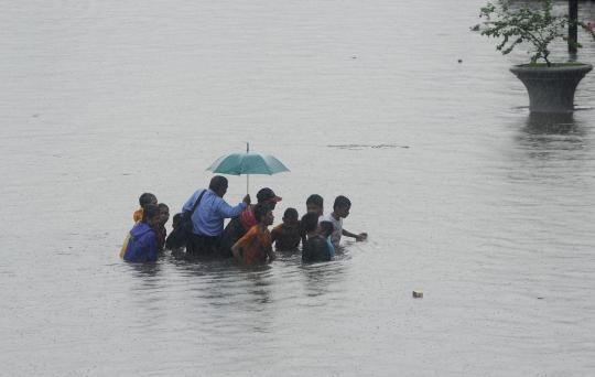 Menghindari banjir parah, pemotor masuk jalan tol