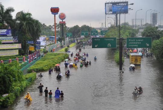 Menghindari banjir parah, pemotor masuk jalan tol